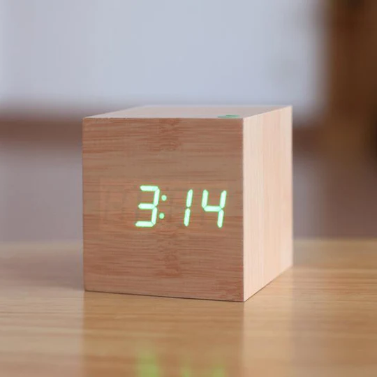 Reloj Digital de Madera Moderna NovaWood para Decoración Contemporánea del Hogar
