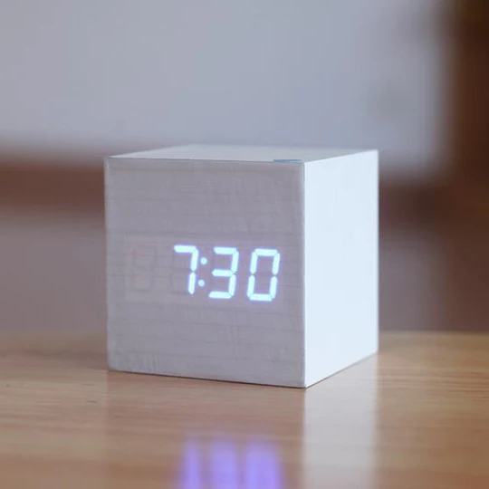 Reloj Digital de Madera Moderna NovaWood para Decoración Contemporánea del Hogar