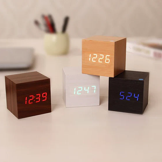 Reloj Digital de Madera Moderna NovaWood para Decoración Contemporánea del Hogar