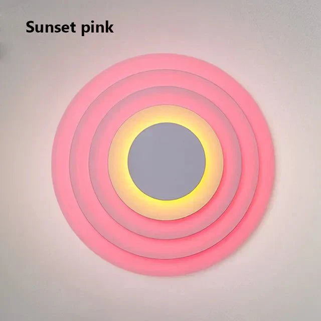 Pastelově barevná soustředná nástěnná lampa
