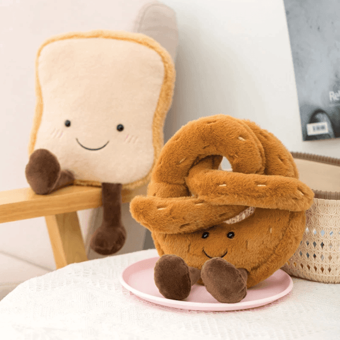 Giocattoli di peluche a forma di brezel, croissant e pane tostato