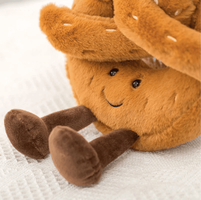 Giocattoli di peluche a forma di brezel, croissant e pane tostato