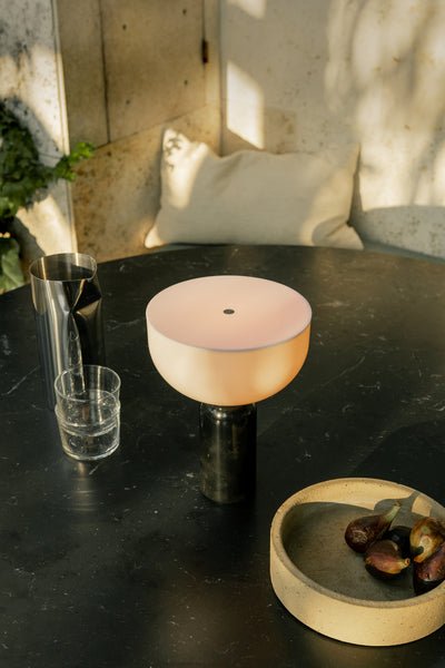 Lampă de masă Lunara din marmură — Siluetă rotunjită, bază espresso intens