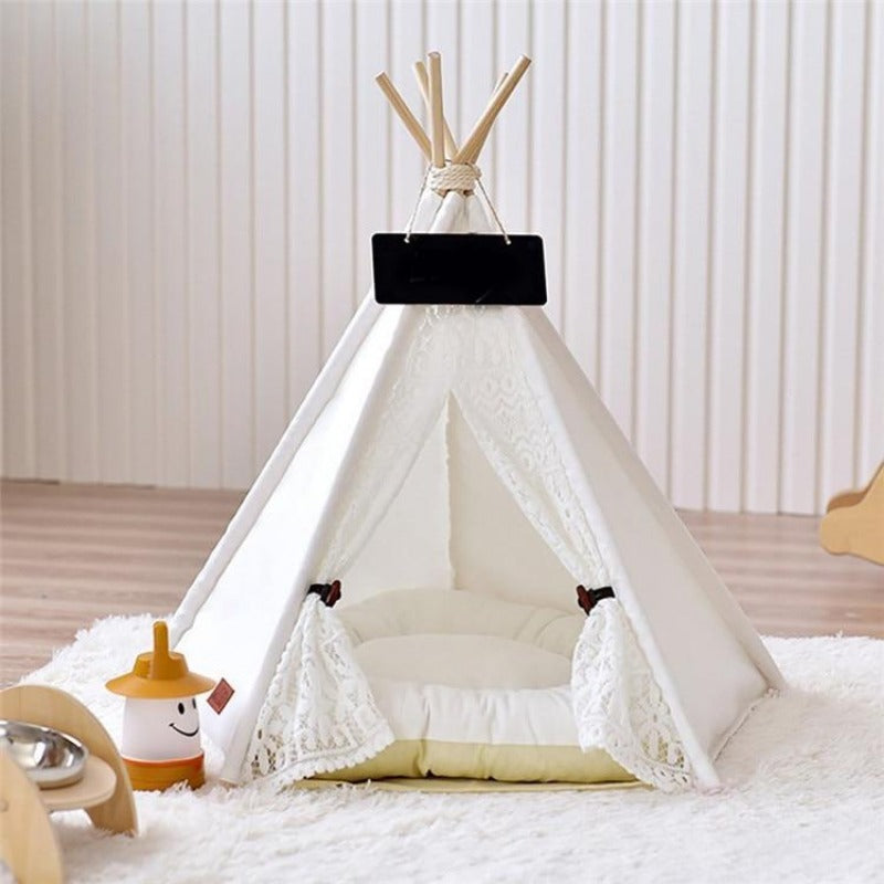 Weißes Spitzen-Boho-Hundezelt mit weichem Hundebett