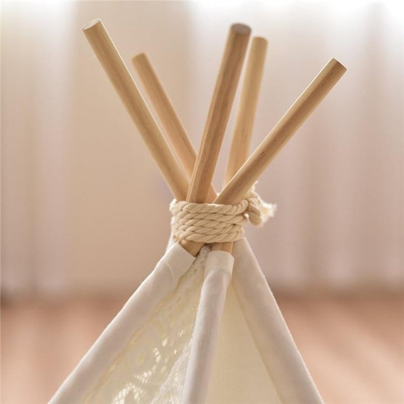 Weißes Spitzen-Boho-Hundezelt mit weichem Hundebett