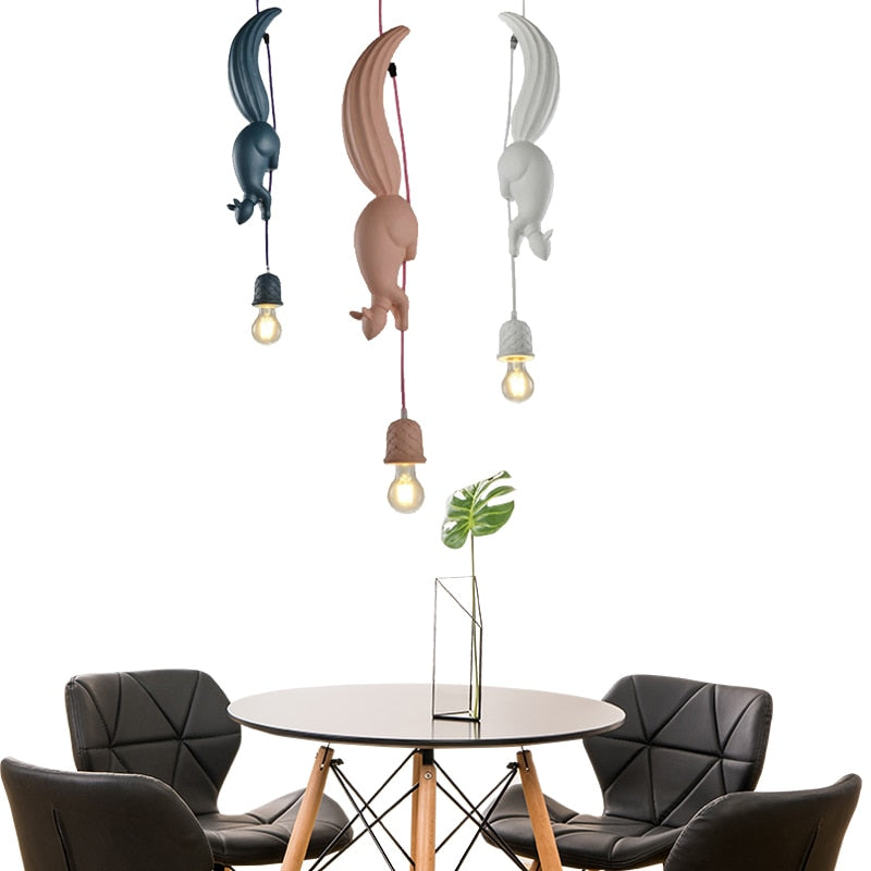 Nordijska smolasta viseća svjetla u obliku vjeverice