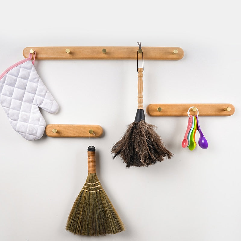 Percheros de pared de madera natural nórdica y latón