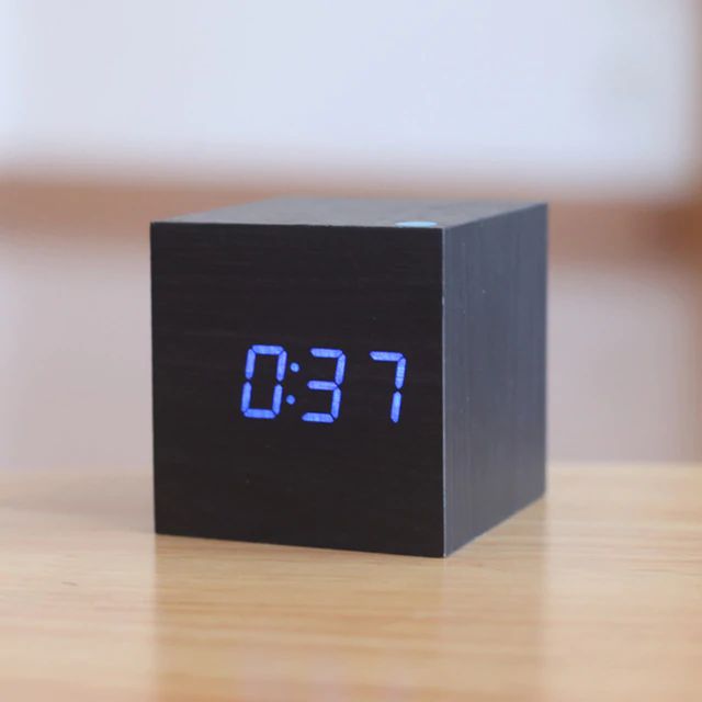 Reloj digital de mesa Cube