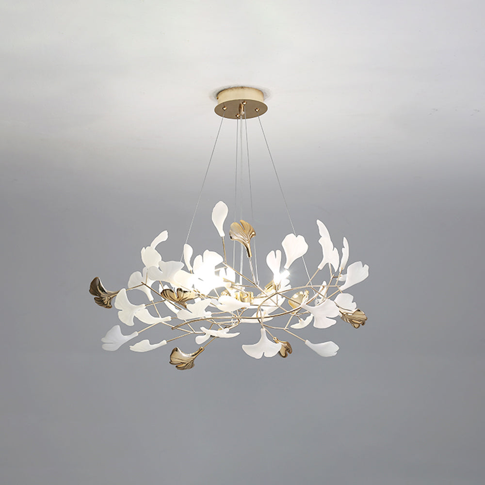 Olivia moderne lysekrone med ginkgo-blad i metall — kronblomstformet, gull
