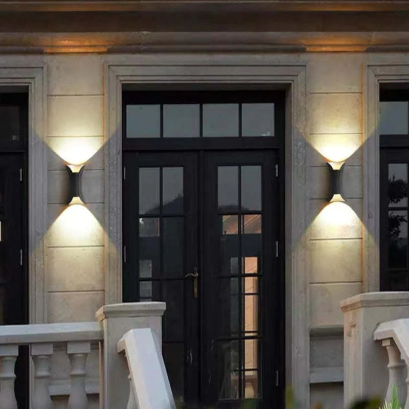 Candeeiro de parede LED curvo em metal para exterior — luz ascendente e descendente
