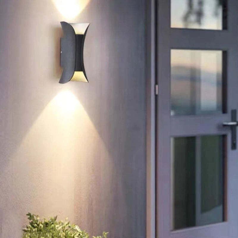 Candeeiro de parede LED curvo em metal para exterior — luz ascendente e descendente