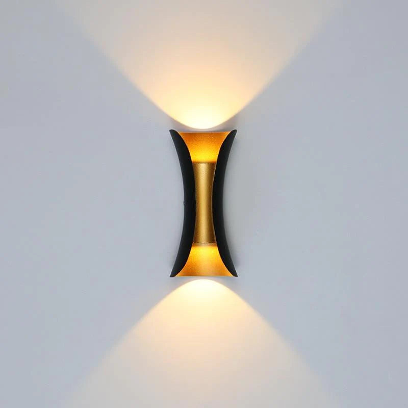 Candeeiro de parede LED curvo em metal para exterior — luz ascendente e descendente