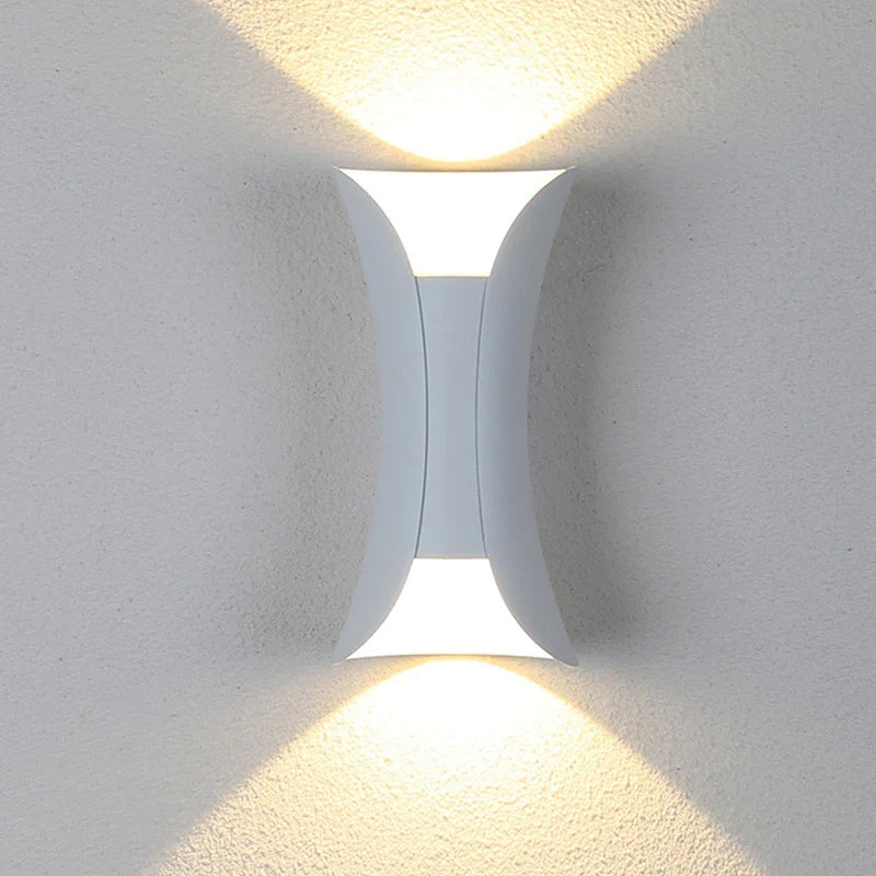 Candeeiro de parede LED curvo em metal para exterior — luz ascendente e descendente
