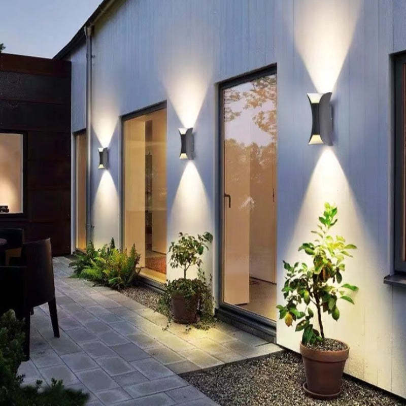 Candeeiro de parede LED curvo em metal para exterior — luz ascendente e descendente