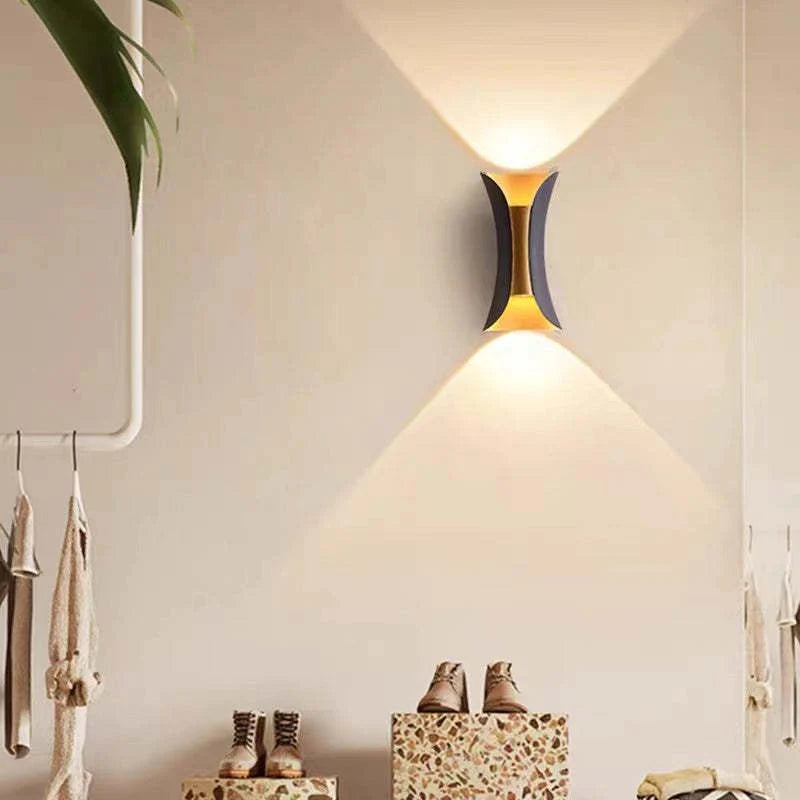 Candeeiro de parede LED curvo em metal para exterior — luz ascendente e descendente