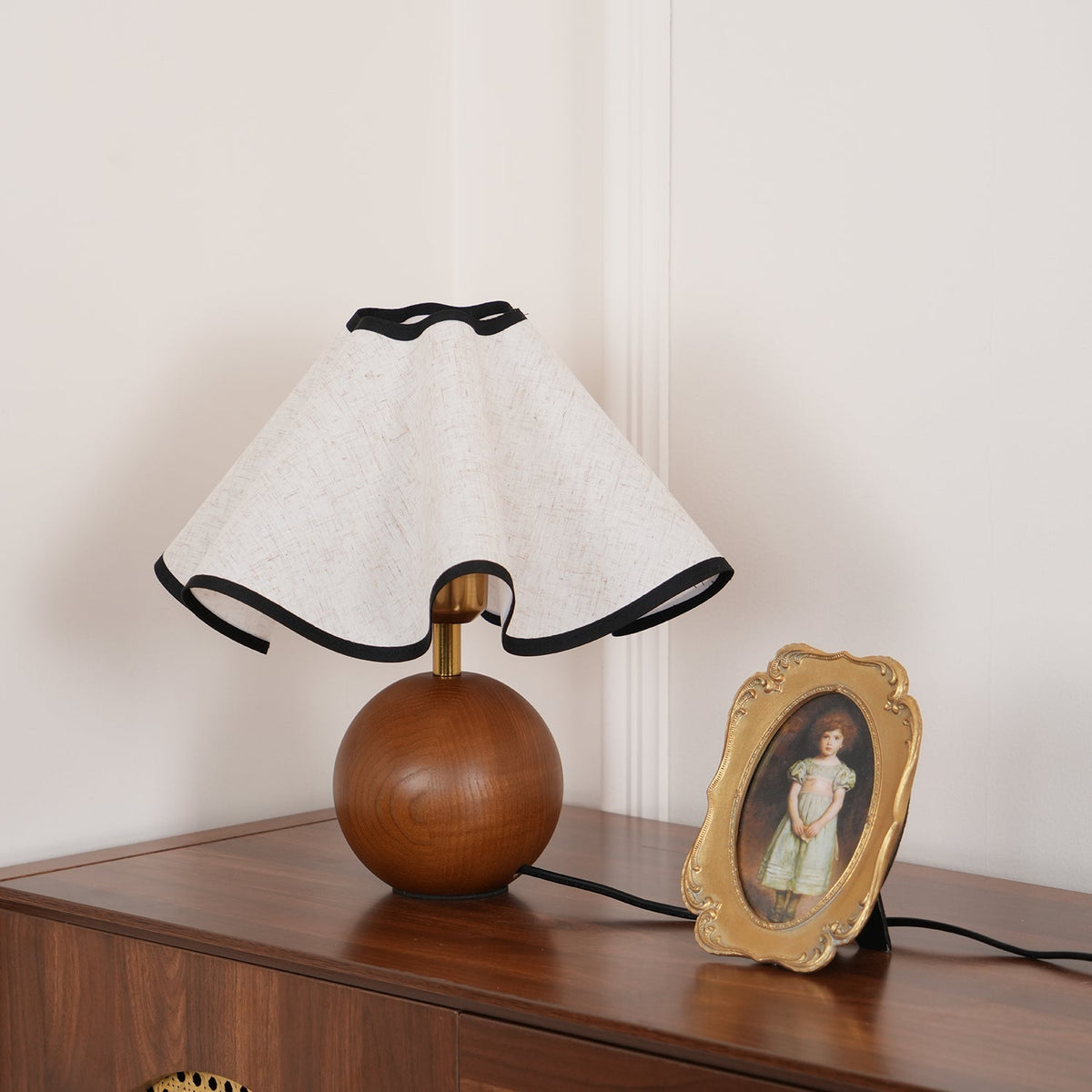 Lampada da tavolo Wavecrest con curva drappeggiata