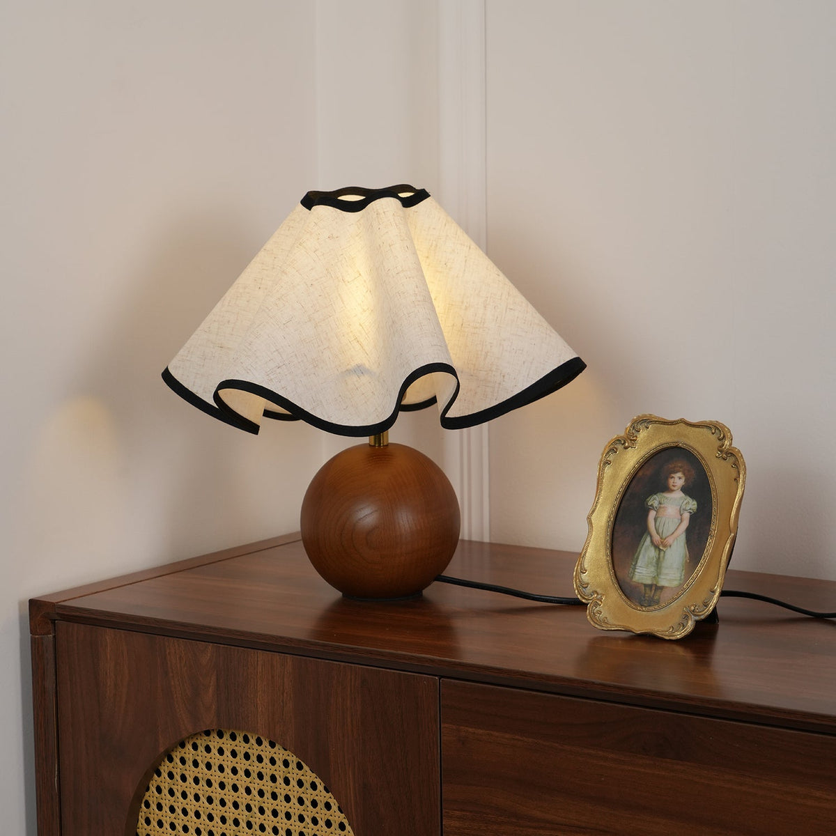 Lampada da tavolo Wavecrest con curva drappeggiata