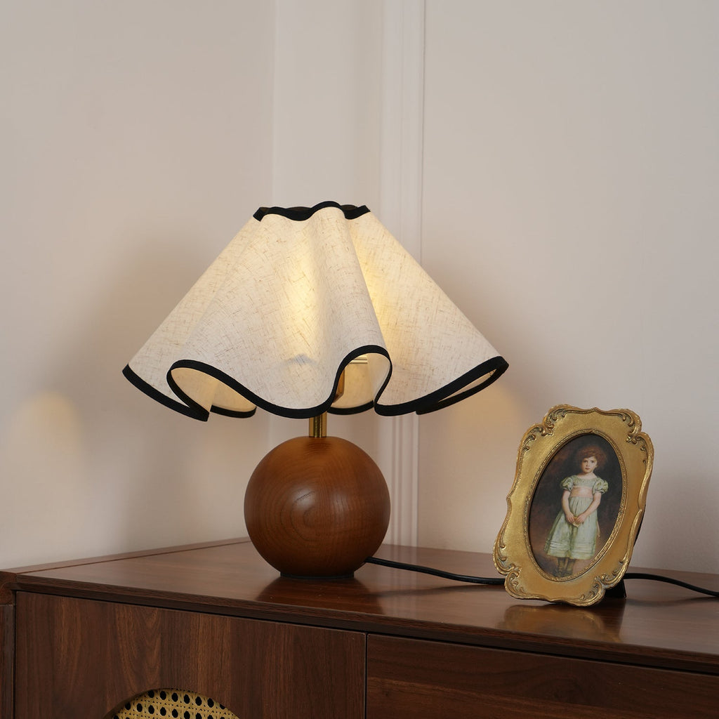Lampada da tavolo Wavecrest con curva drappeggiata