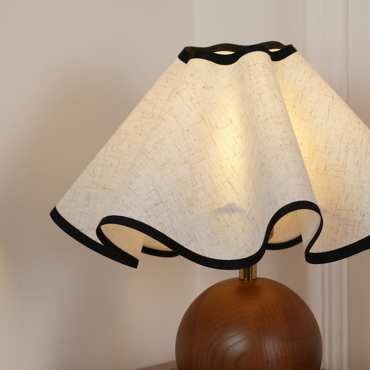 Lampada da tavolo Wavecrest con curva drappeggiata