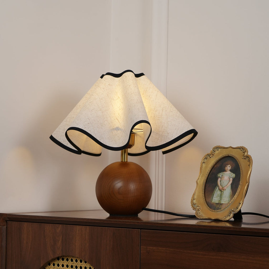 Lampada da tavolo Wavecrest con curva drappeggiata