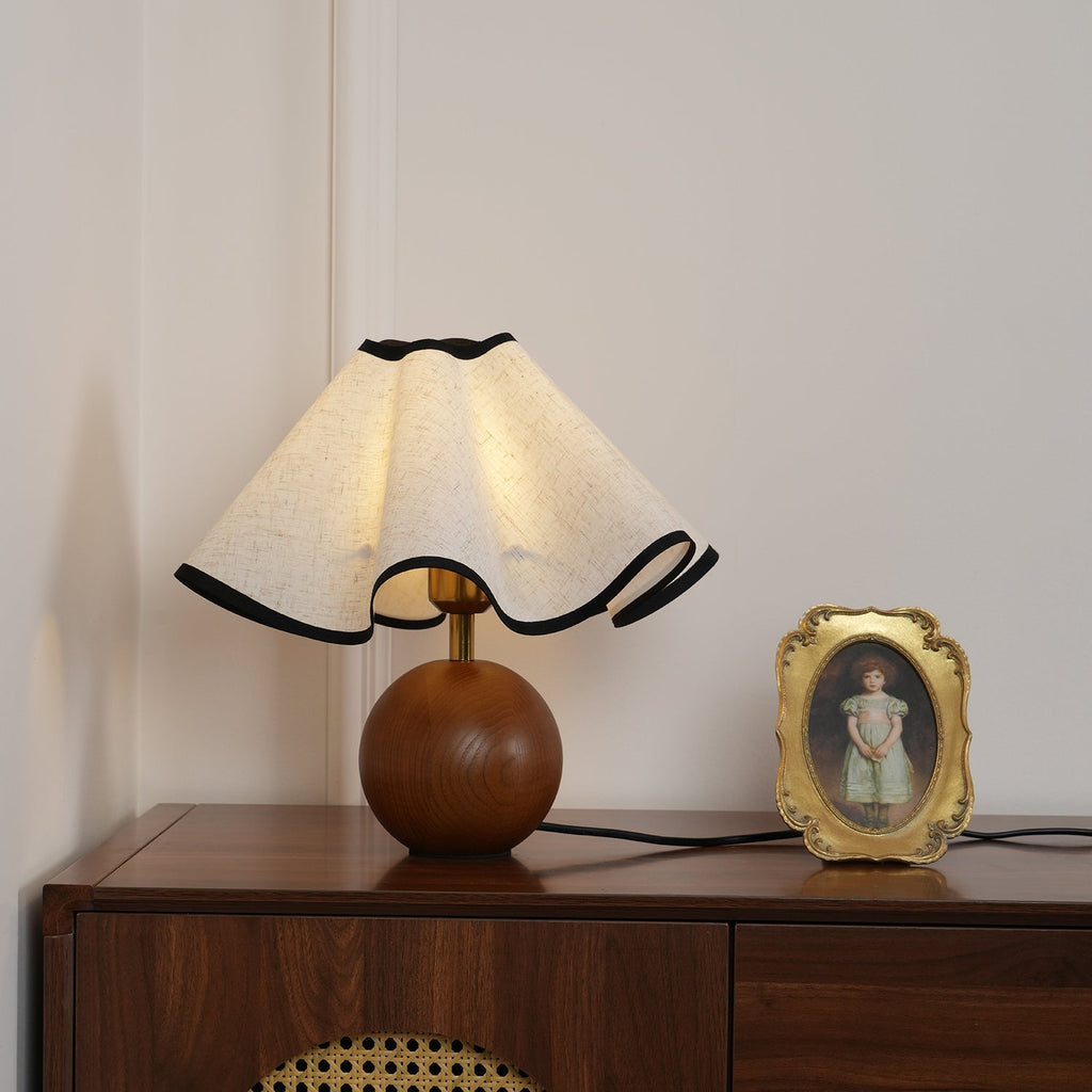 Lampada da tavolo Wavecrest con curva drappeggiata
