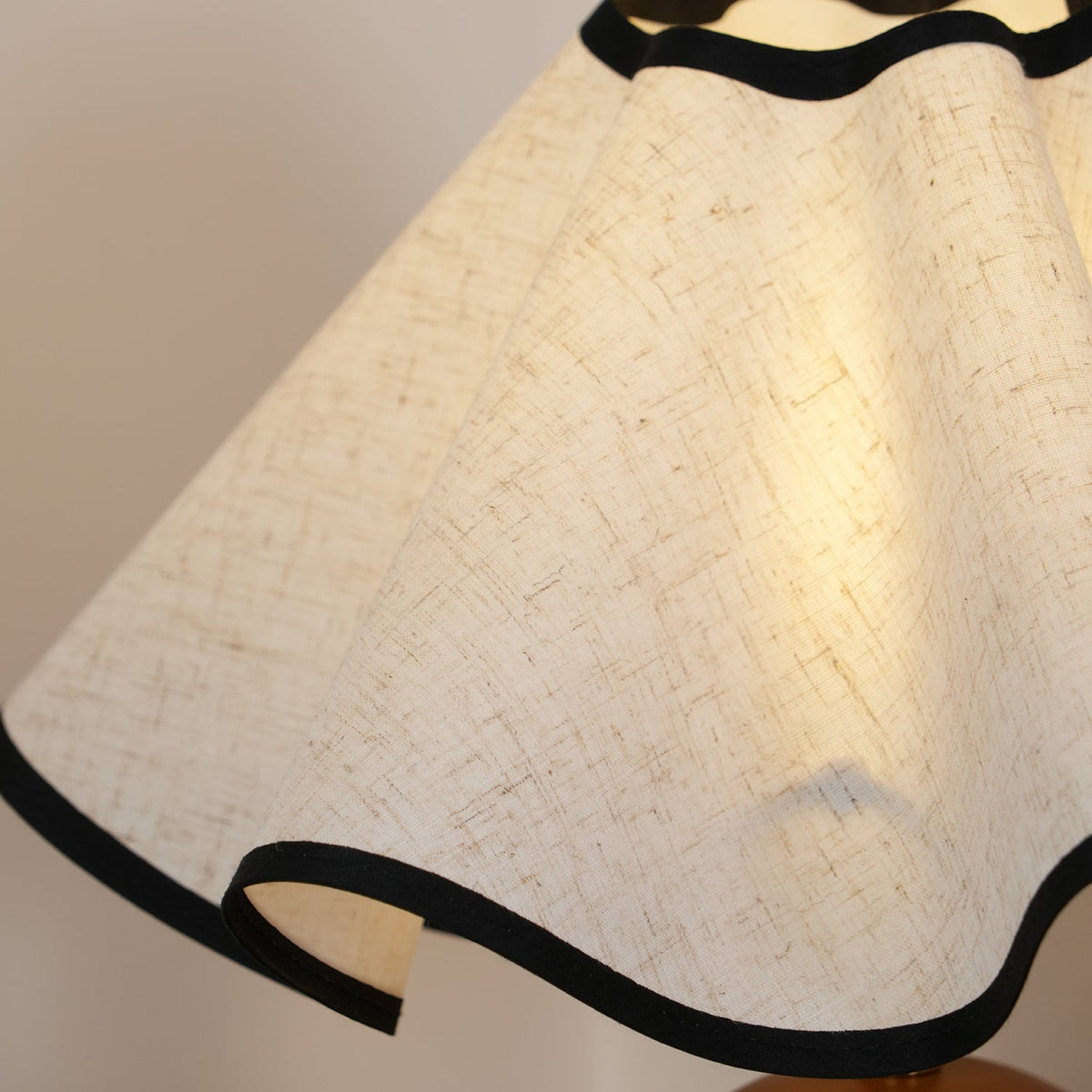 Lampada da tavolo Wavecrest con curva drappeggiata