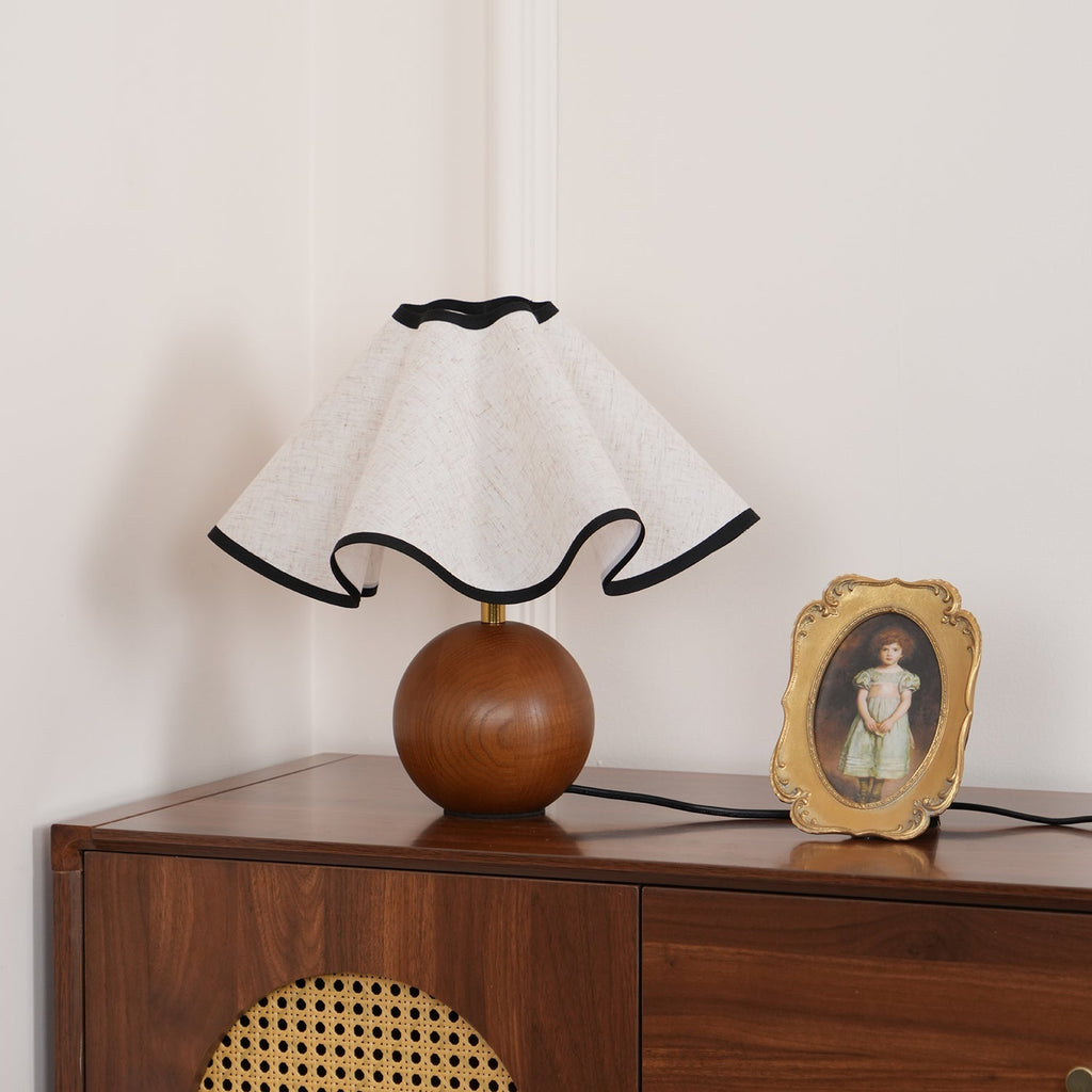 Lampada da tavolo Wavecrest con curva drappeggiata