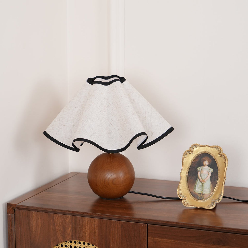 Lampada da tavolo Wavecrest con curva drappeggiata