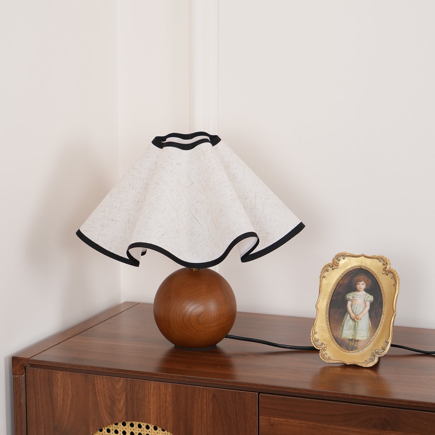 Lampada da tavolo Wavecrest con curva drappeggiata