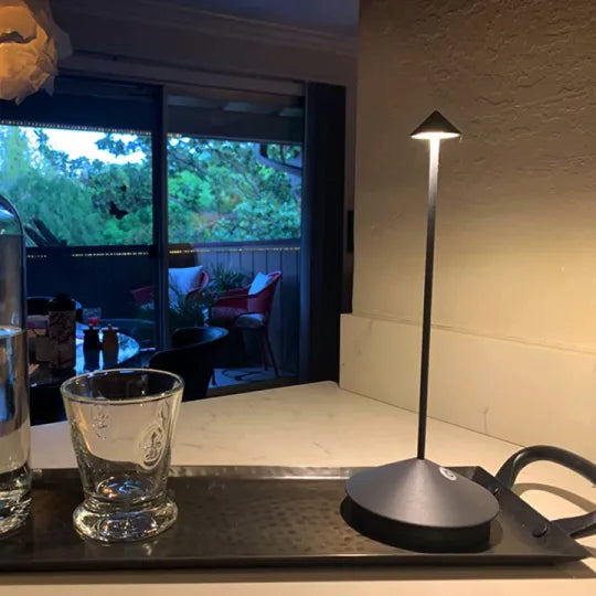 Bezprzewodowa lampa stołowa LED - ClarityGlow | Orntli