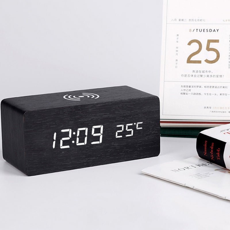 Reloj Despertador Eléctrico de Madera con Base de Carga Inalámbrica