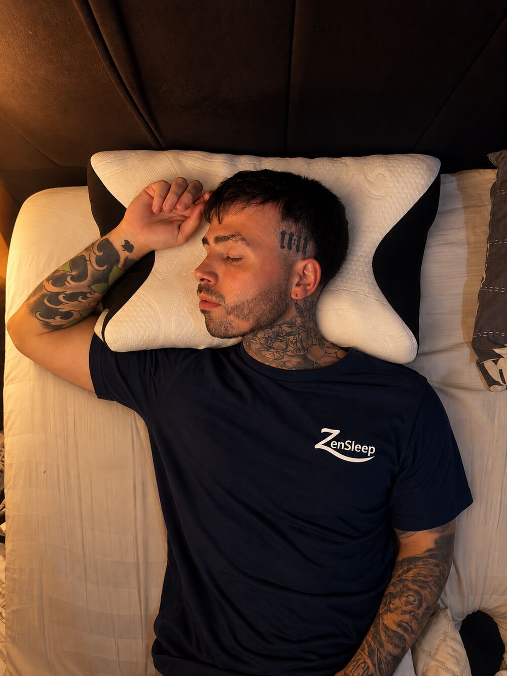 Man sleeping on his back on the contoured pillow